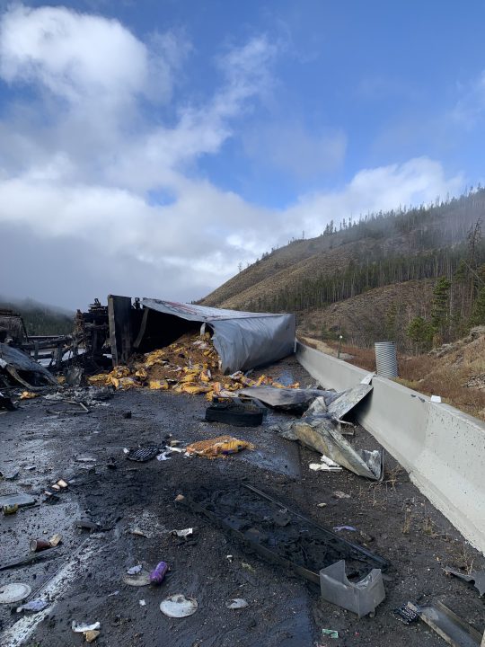 3 человека, в том числе 9-летний погиб в результате крушения полуприцепа, пожара