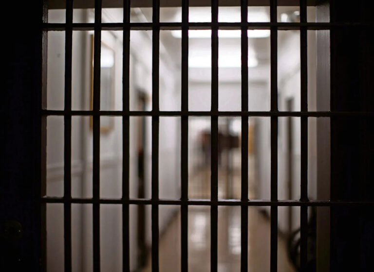 Человек из Спрингфилда, который убил из-за оскорбления банды Латинских Королей в 1992 году, получил условно-досрочное освобождение