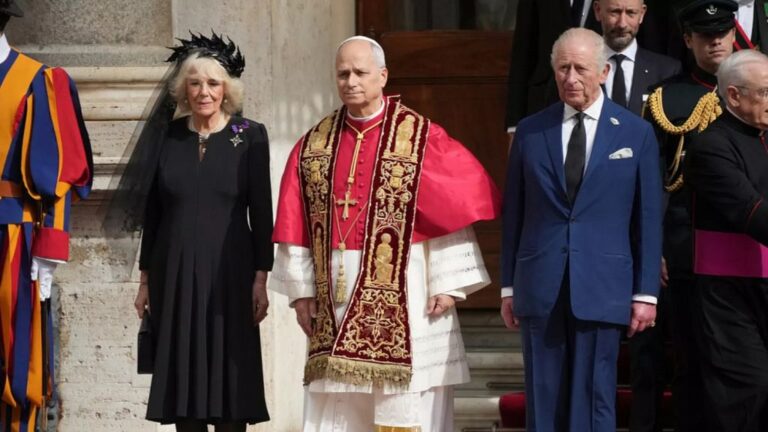 Молитесь вместе, чтобы остаться вместе: король Чарльз встречает папу Льва XIV в историческом публичном шоу единства