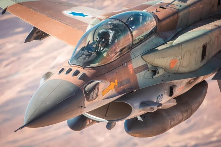 «Вторгнитесь в Иран или примите переговоры», — предупредил экс-глава ВВС Израиля.