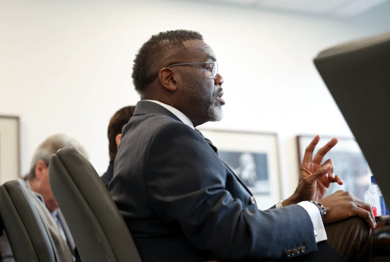 Мэр Чикаго Брэндон Джонсон обвинил прошлые администрации в негативном прогнозе бюджета рейтингового агентства