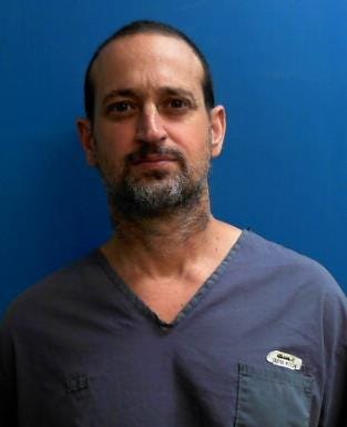 В тот же день, когда Донна Адельсон была осуждена, штат уволил Чарли Адельсона по апелляции.