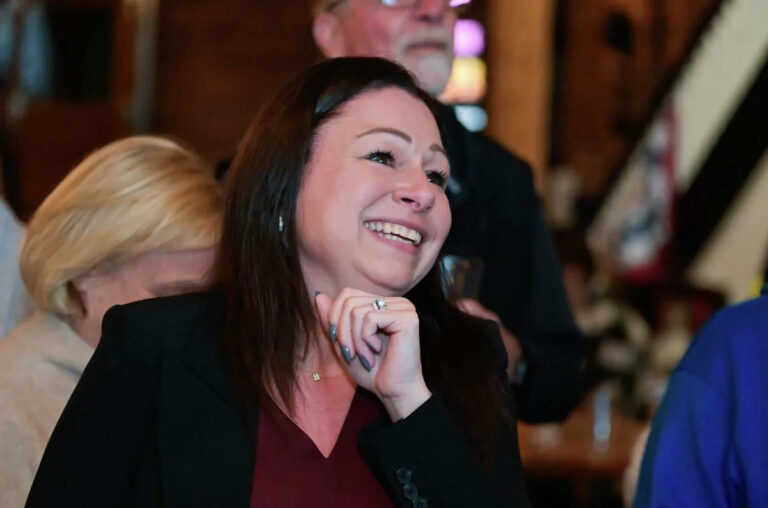 Молли Спино объявила о победе нового мэра Торрингтона, обыграв Стивена Ивейна