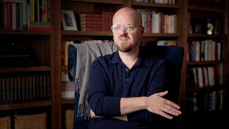 Познакомьтесь с Маккеем Коппинсом, журналистом и подкастером, который провоцирует Трампа, чьи наблюдения «незначительны» больше не