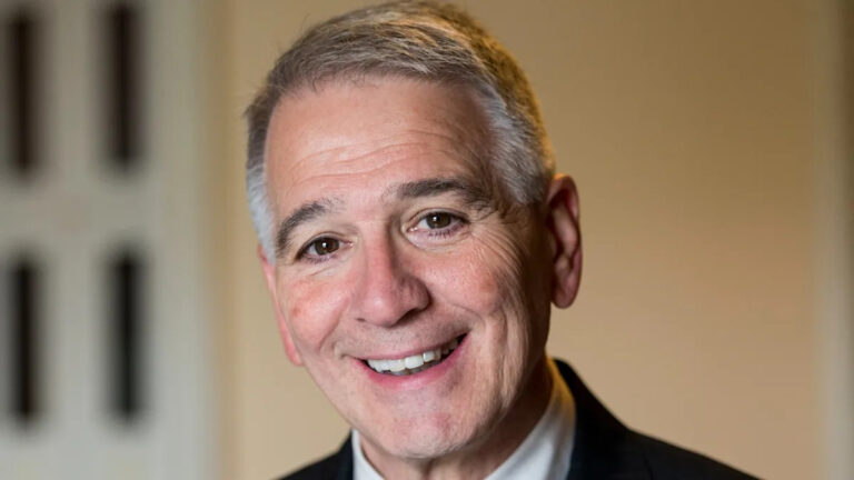 CDC RFK Jr. дает лучшую работу доктору, который хлопнул вакцинами