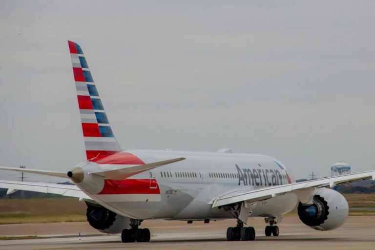 American Airlines извлекает выгоду из лояльных билетов с базовой экономикой, что вызывает негативную реакцию клиентов