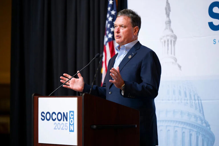 Rokita подала в суд на крупного арендодателя за пределами штата за небезопасные условия в комплексе Индианаполис