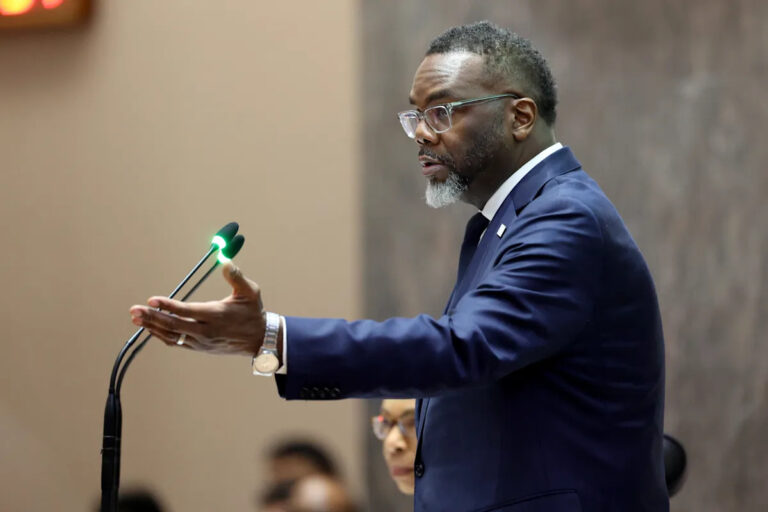 Чикагские олдермены приняли план расходов на 2026 год, включающий продажу долгов из-за оппозиции мэра Брэндона Джонсона