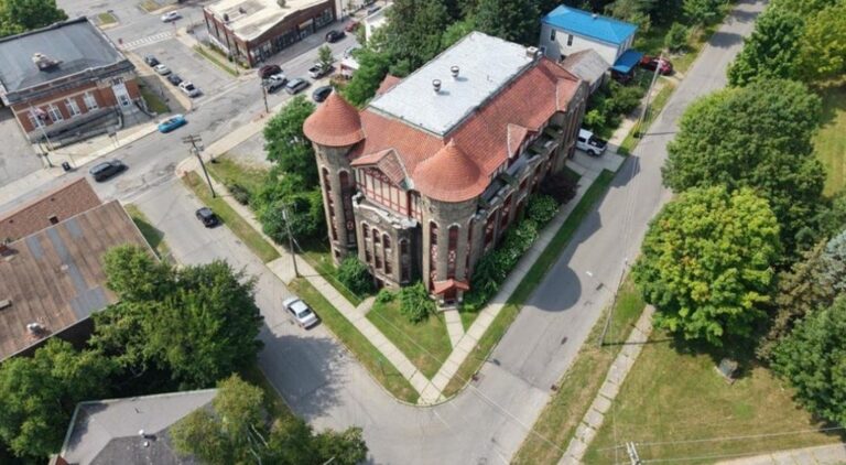 Продажа здания масонской ложи в Малом водопаде приглашает к участию в истории.