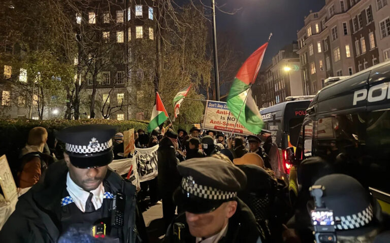 Пропалестинские протестующие защищают антисионизм за пределами синагоги