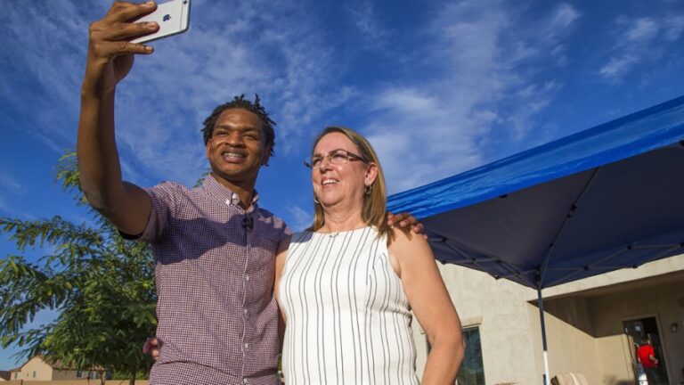 Вряд ли друзья на День благодарения продолжат «вдохновлять» 10 лет после неправильного приглашения на работу