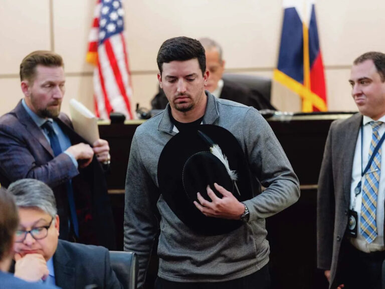 Суд задержал экс-полицейского полиции Джеймса Бреннанда, который застрелил Эрика Канту в Сан-Антонио Макдональдс