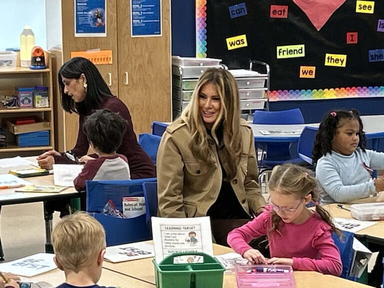 Первая леди Мелания Трамп поблагодарила морских пехотинцев и военных в лагере Лежен, Нью-Ривер