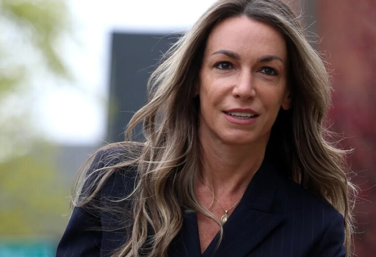 Карен Рид была оправдана за убийство, теперь она судится с людьми, которые, как она утверждает, подставили ее