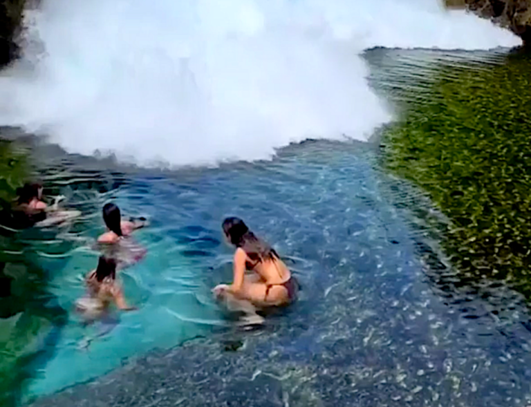 Туристическая ловушка смерти: гигантские волны хлопают бани на Бали (видео)