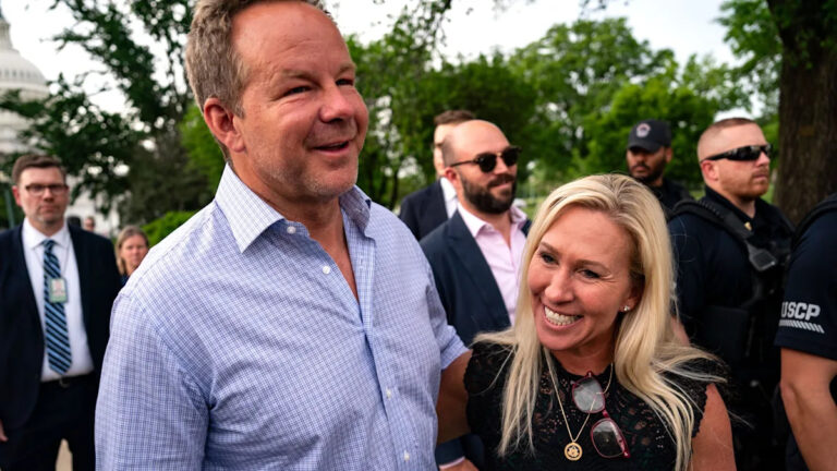 Марджори Тейлор Грин зачислила своего бойфренда за «подачку» Зеленского