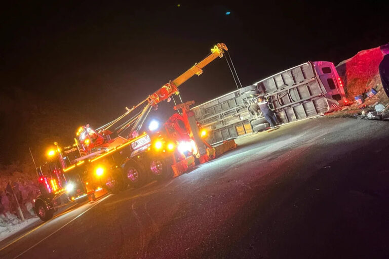 20 человек доставлены в больницы после того, как автобус, возвращающийся из церковного лагеря, опрокидывается на извилистой дороге в Калифорнии