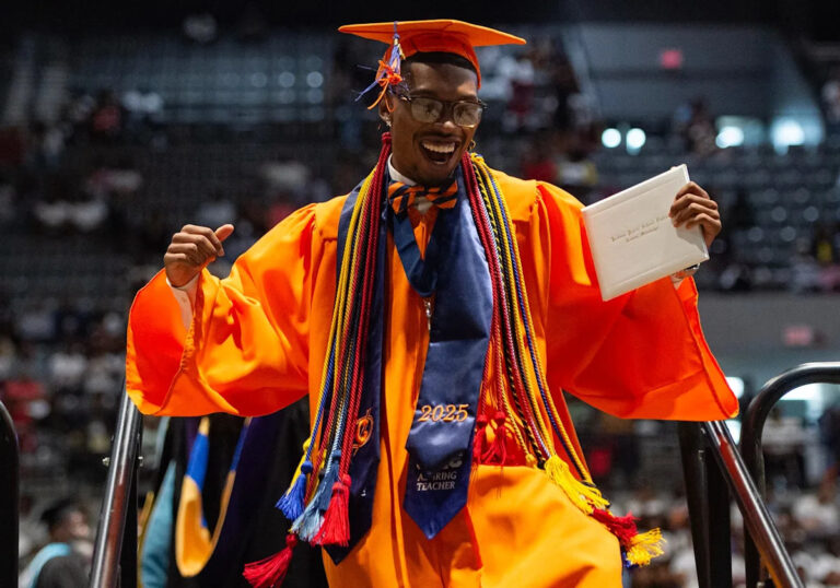 В списке новостей США 18 000 американских средних школ. Какая лучшая государственная школа в Миссисипи?