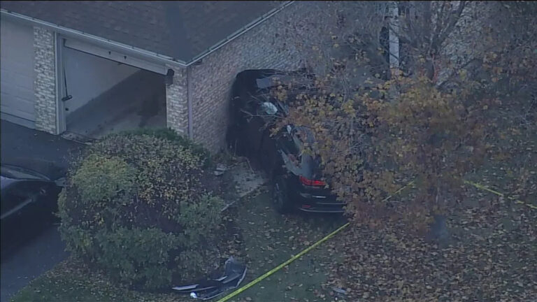 2 госпитализированы после аварии в Бербанке, закрывают проезжую часть, отправляют машину домой, показывают видео