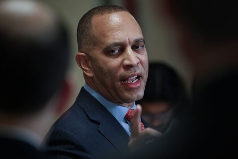 Хаким Джеффрис был вызван на праймериз 2026 года 27-летним членом совета Нью-Йорка