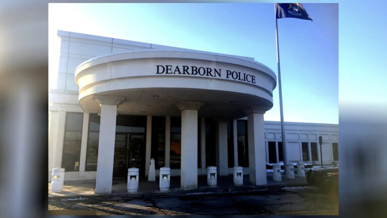 Дирборн был судим за 200 миллионов долларов после столкновений с протестами, сожженными Кораном, утверждает Джейк Лэнг