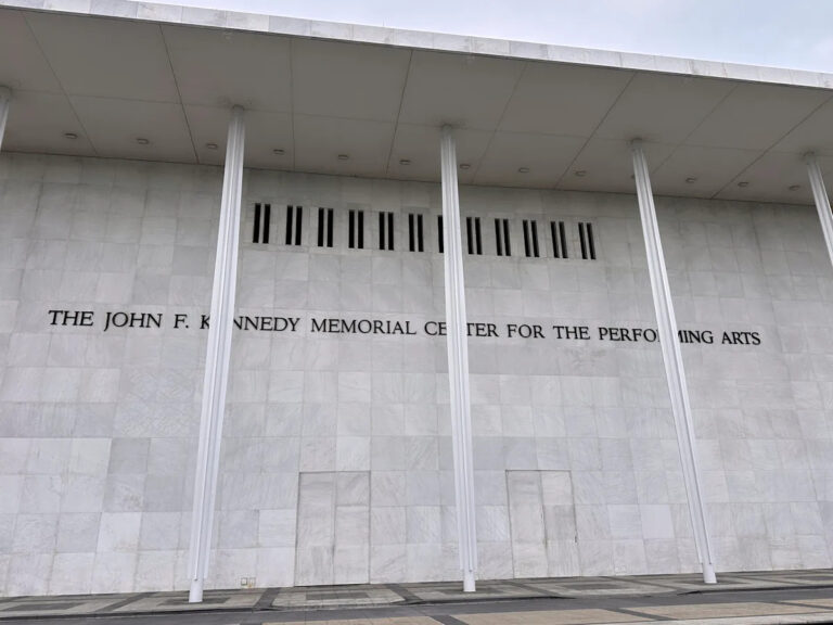 Совет директоров Трампа проголосовал за переименование Вашингтонского центра исполнительских искусств в Центр Трампа Кеннеди