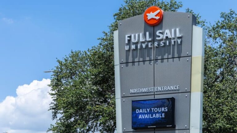 Университет Полного Паруса Флориды «обманул» студентов поддельными рабочими местами, говорят разоблачители