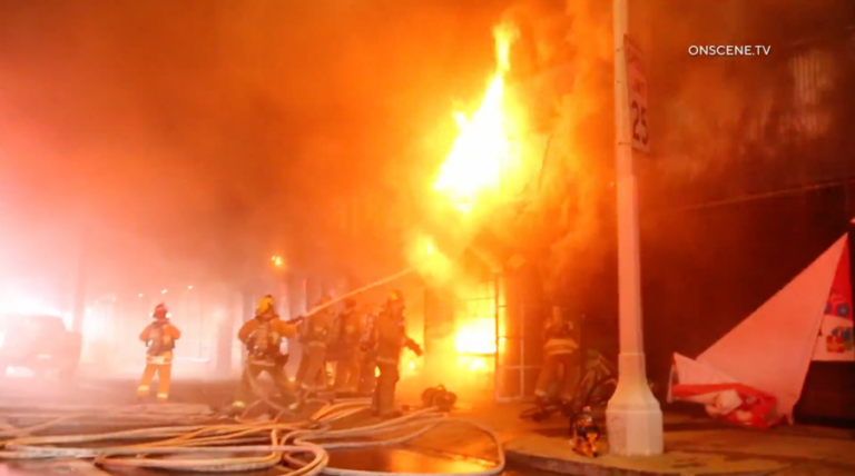 Большой пожар прорвался через гараж подержанных автомобилей, популярный магазин велосипедов в Южном заливе Лос-Анджелеса