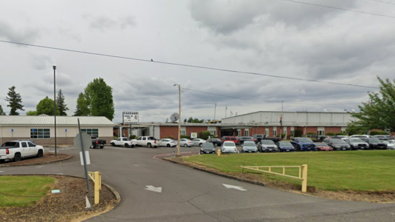 Учительницу из Орегона обвинили в сексуальных домогательствах, о которых школьный округ «полностью осведомлен»