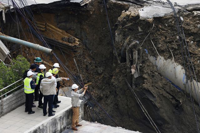 160-футовая глубокая воронка драматически проглотила 3 автомобиля после того, как внезапно сформировалась на оживленной автомагистрали