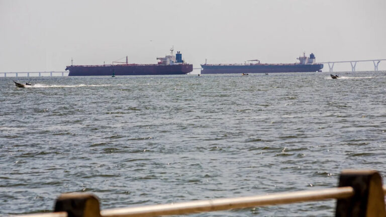 Венесуэла сопровождает нефтяные корабли на фоне повышенной военной готовности США