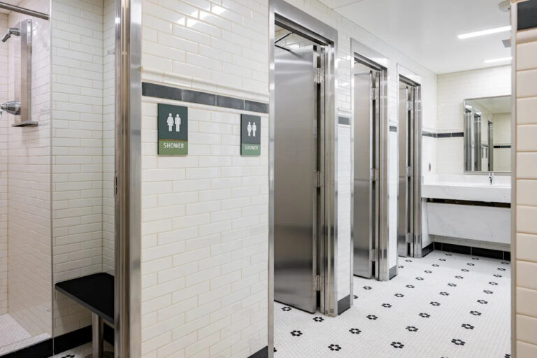 Реконструкция Кэмпбелл-Холла включала в себя исключительно совместные ванные комнаты до того, как МГУ изменил курс