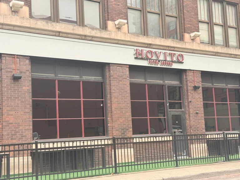 Мэр Инди Джо Хогсетт обвинил «безответственного владельца бара» в тройной стрельбе в центре города