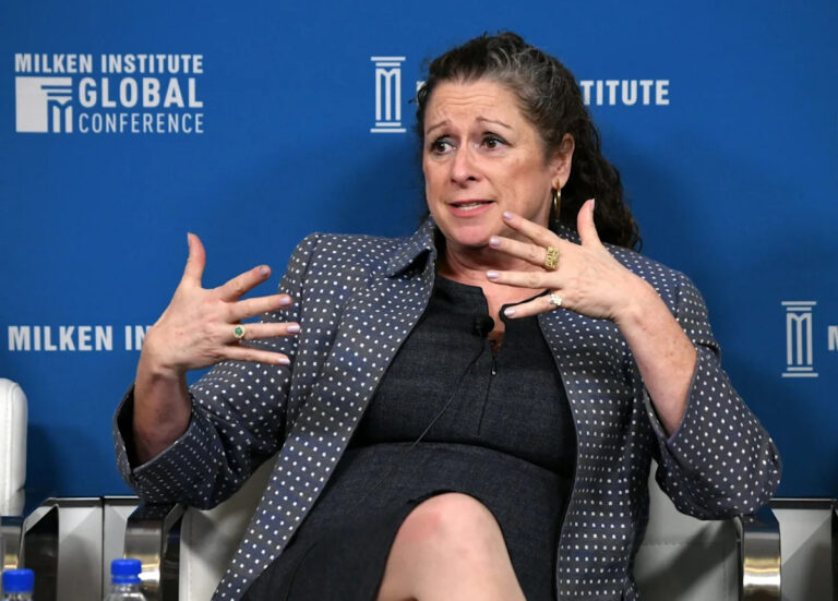 Наследница Диснея говорит, что любой миллиардер, который не может поделиться своим богатством, «своего рода социопат».