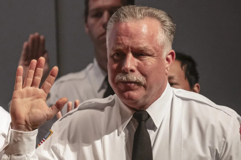 Через несколько дней после того, как он достиг мечты стать пожарным Святого Павла, человек умирает от службы.