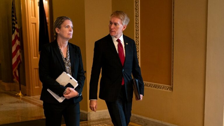 Сенат США смотрит вниз чреватая борьбой здравоохранения с субсидиями ObamaCare, срок действия которых истекает