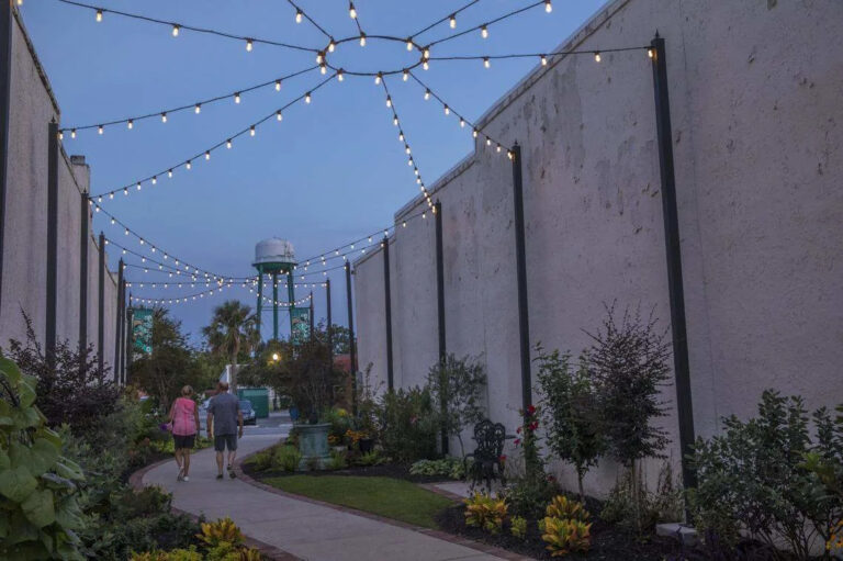 Должностные лица висят на местах в городском совете Конвея.