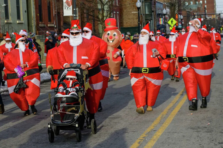 Santa Speedo Sprint в 20 лет притягивает сотни к Ларк-стрит Олбани