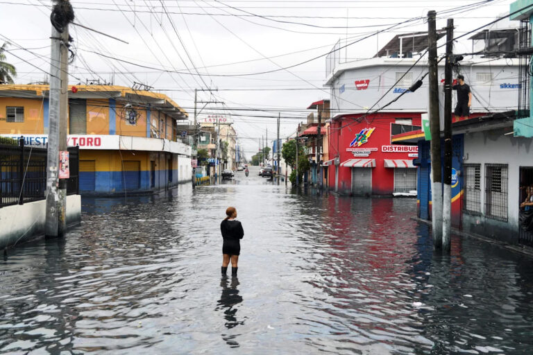 Илон Маск сделал спутниковый интернет Starlink бесплатным в регионах, пострадавших от урагана Мелисса