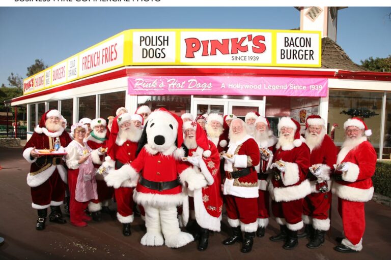 Что делает настоящего Санты внутри и идет с красным костюмом