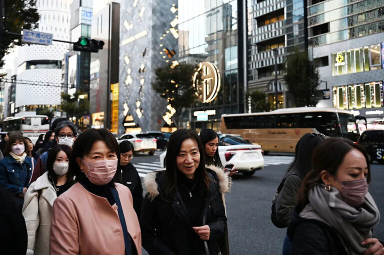 Предупреждения растут для США, поскольку тяжелый штамм гриппа вызывает вспышки в Канаде, Великобритания.