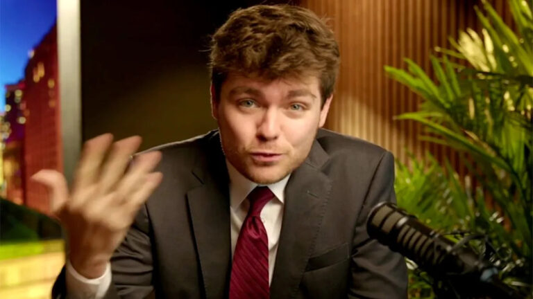 16 отвратительных цитат из анти-ЛГБТК+ белого расиста Ника Фуэнтеса