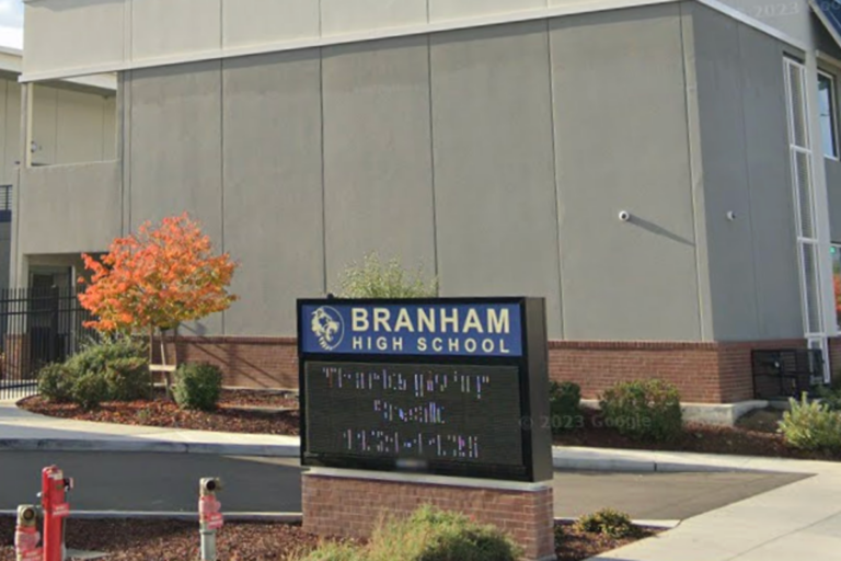 Калифорнийские студенты создали «человеческую свастику» на футбольном поле средней школы