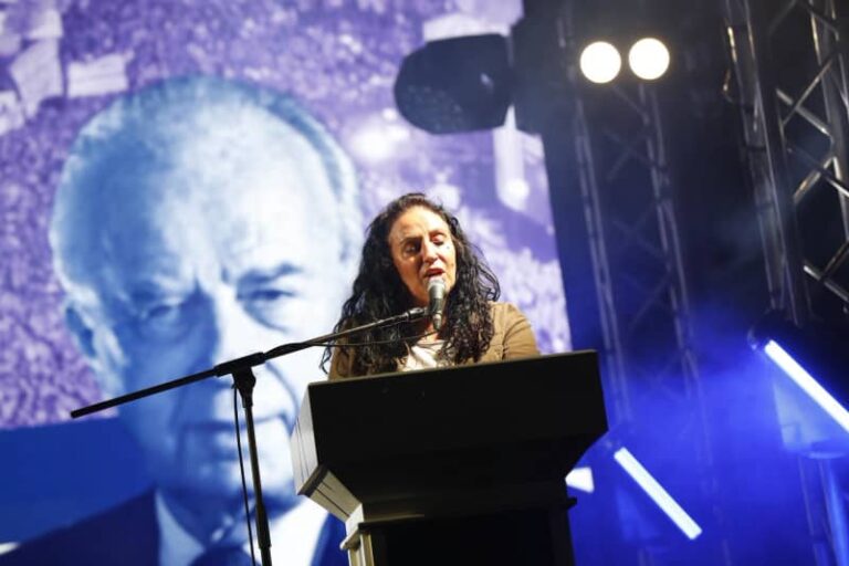 Семьи заложников, родственники погибших солдат призывают к национальному единству на церемонии памяти Рабина