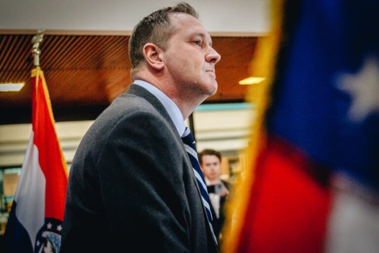 Эрик Шмитт из Миссури замолчал, поскольку борьба за нацистов и антисемитизм будоражит Республиканскую партию