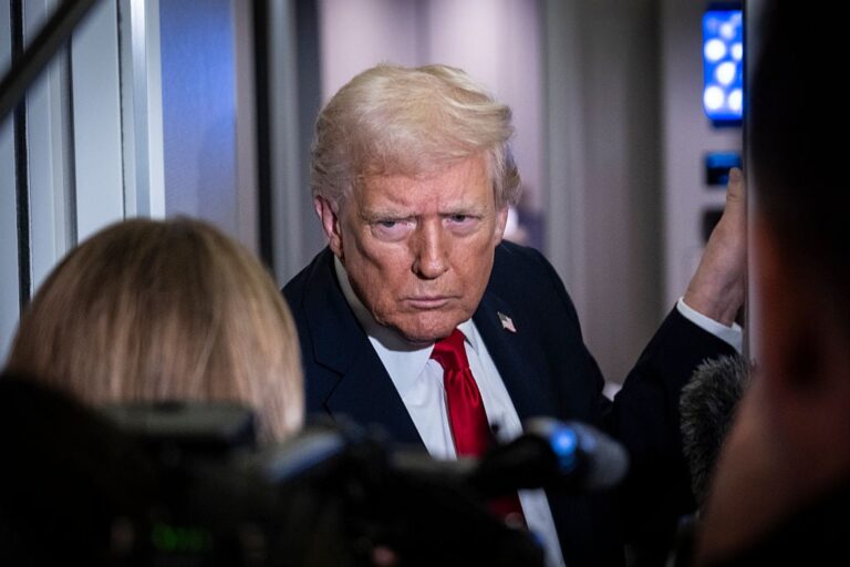 Трамп схватил другую женщину-репортера и трижды назвал ее «глупой» из-за вопроса о расстреле в Национальной гвардии