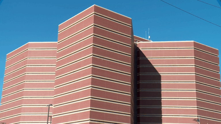 18-летний мужчина оказался в коме после того, как провел меньше дня в тюрьме округа Оклахома.