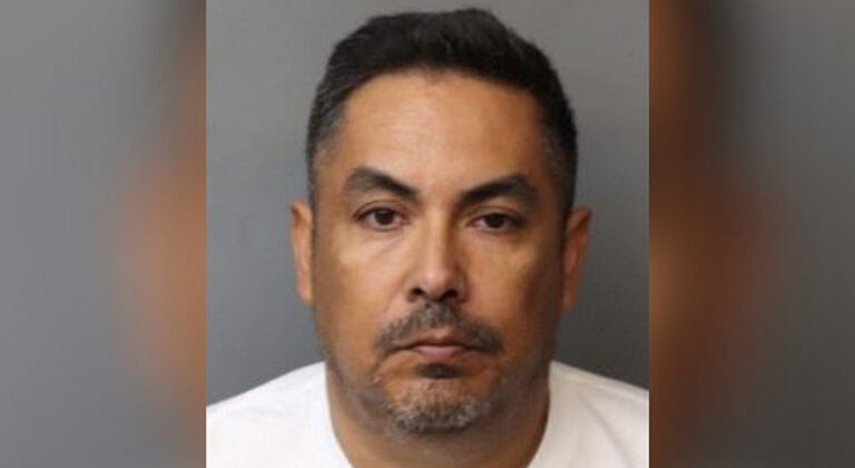 Агент ICE арестован за то, что дергал пистолет на подростка из Калифорнии, говорит адвокат