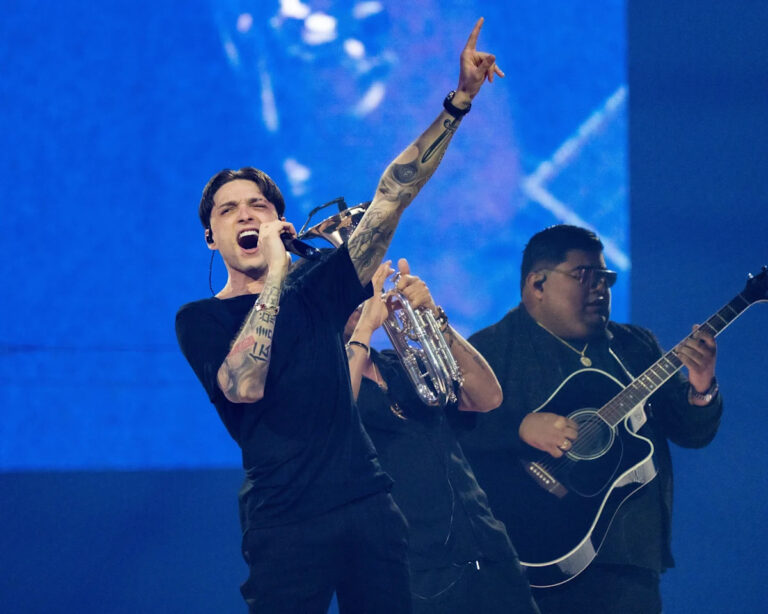 Карьера Песо Плумы подчеркивается, включая дебют Coachella и призовые победы шоу