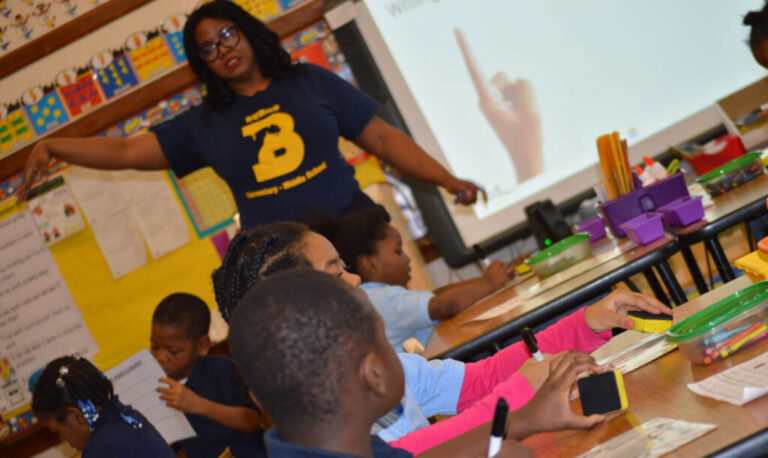 Бюджет школы в Нью-Мичигане перекладывает все больше расходов на пенсию учителей на районы, что вызывает отпор